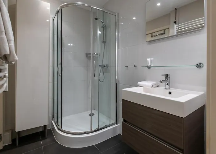 Two-bedroom In West 아파트